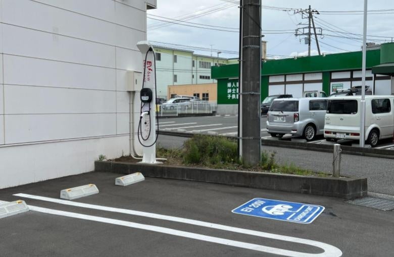 AOKI津久井城山店に設置されたEV充電エネチェンジ