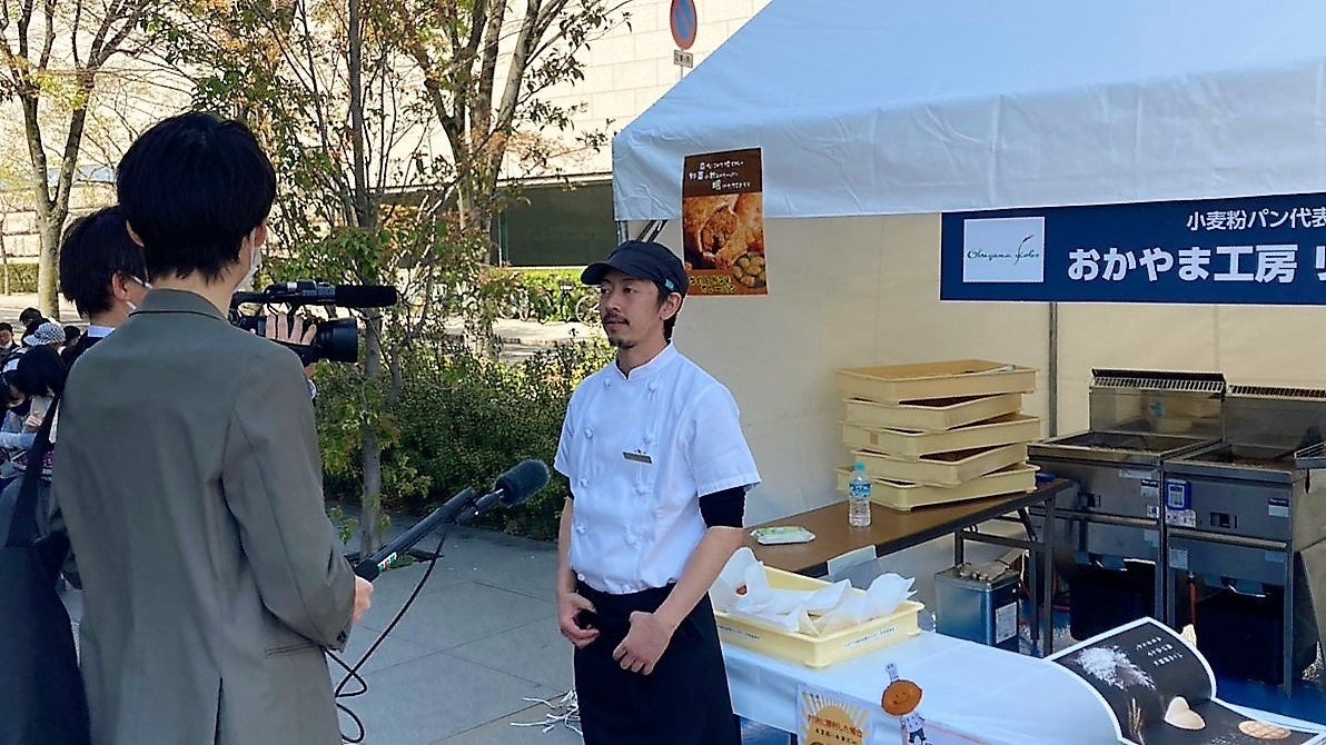 素材やおいしさへのこだわりをインタビューで話す常務取締役・河上勝史