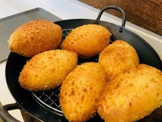 毎日店内で揚げるカレーパン。ハワイで日本と同じ味は貴重