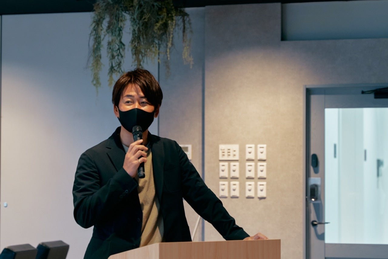 新入社員に歓迎の言葉を送る代表取締役上田