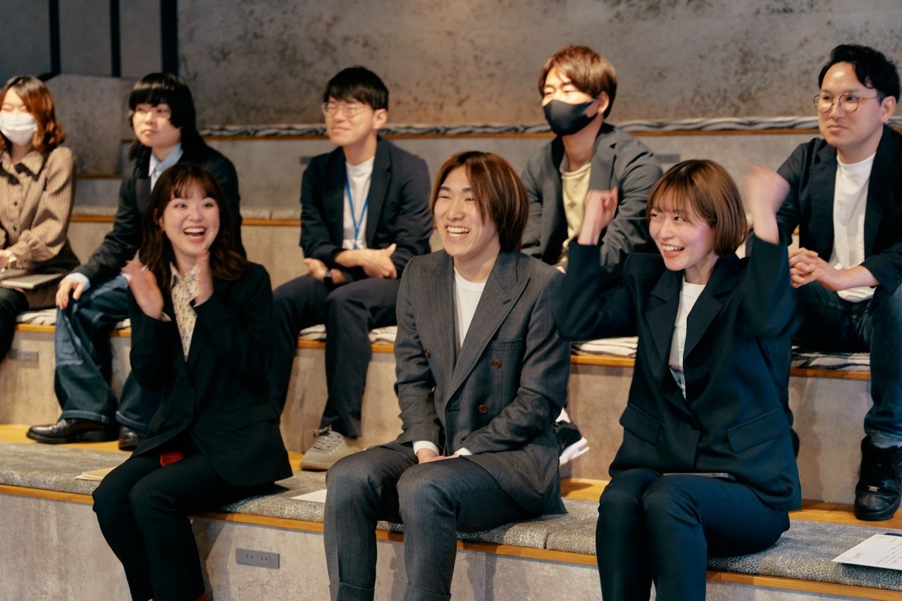 サプライズ発表で驚きの表情をみせる新入社員