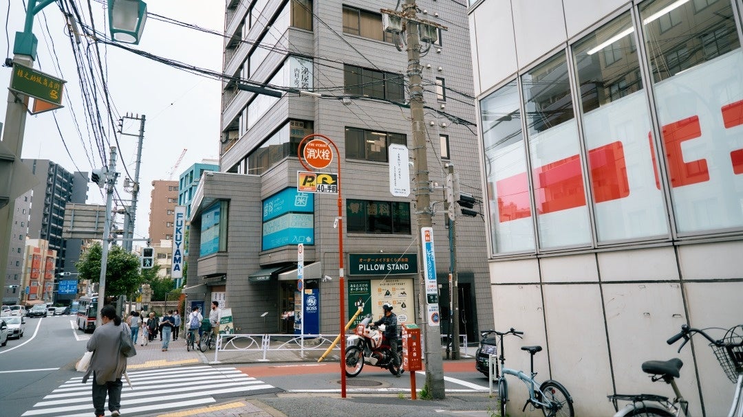 権之助坂商店街を抜けた先の交差点の電柱に掲出（1箇所目）