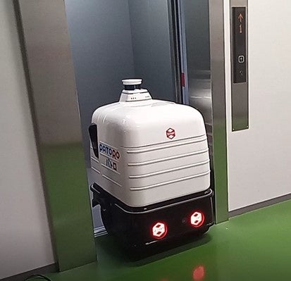 実証実験(イメージ) クラウドからの信号を受けてエレベーターに乗り込むロボット　　