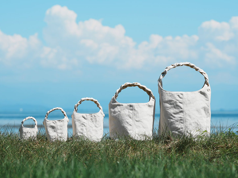 琵琶湖で育ったヨシを使った三つ編みバッグが話題の鞄・雑貨ブランド