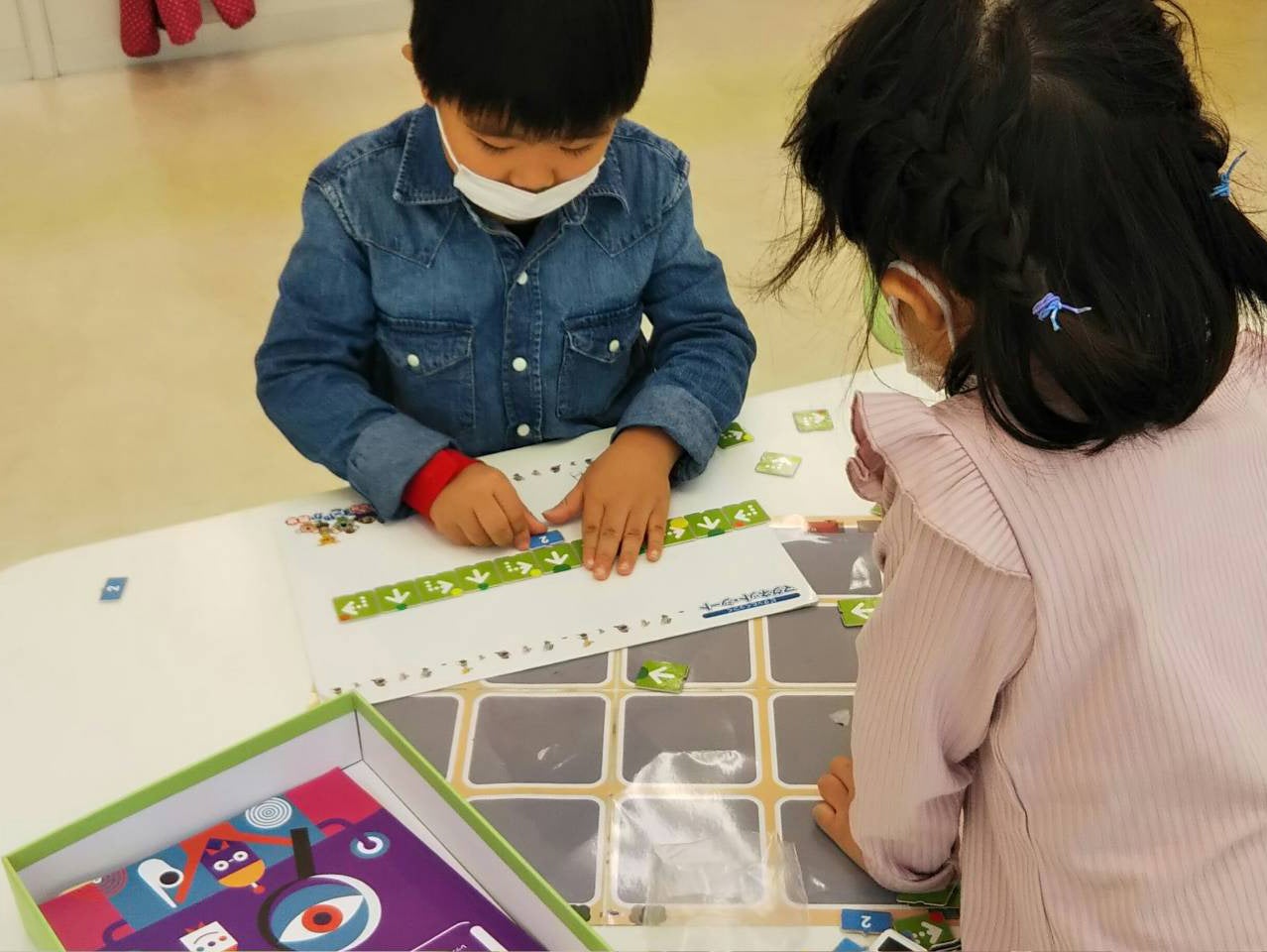 友だちと相談しながら、命令のブロックを並べて、「マタタラボ」のロボットを動かすプログラムを作る