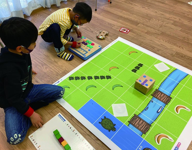 どうやっていくのかな？　コンピュータ役とロボット役に分かれ、 ブロックで命令を作って「キュベット」のロボットを動かす