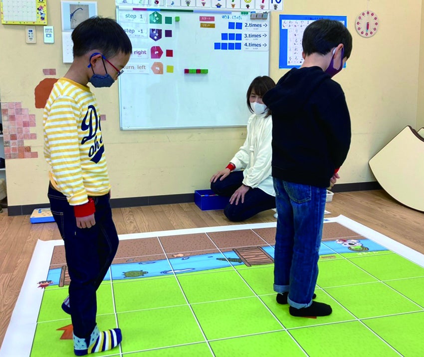 どこへいくのかな？　ロボット役になって、マス目のある地図上を命令に従って動く