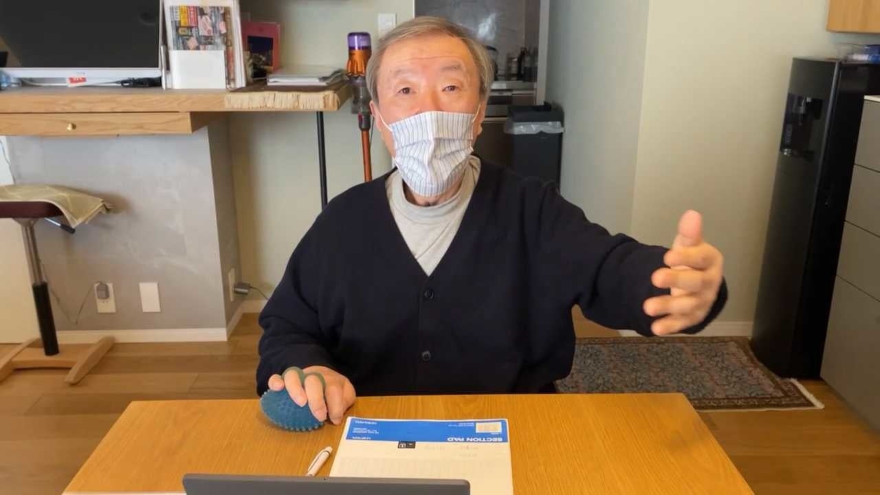 自宅でリハビリに励む　　©原宿リハビリテーション病院