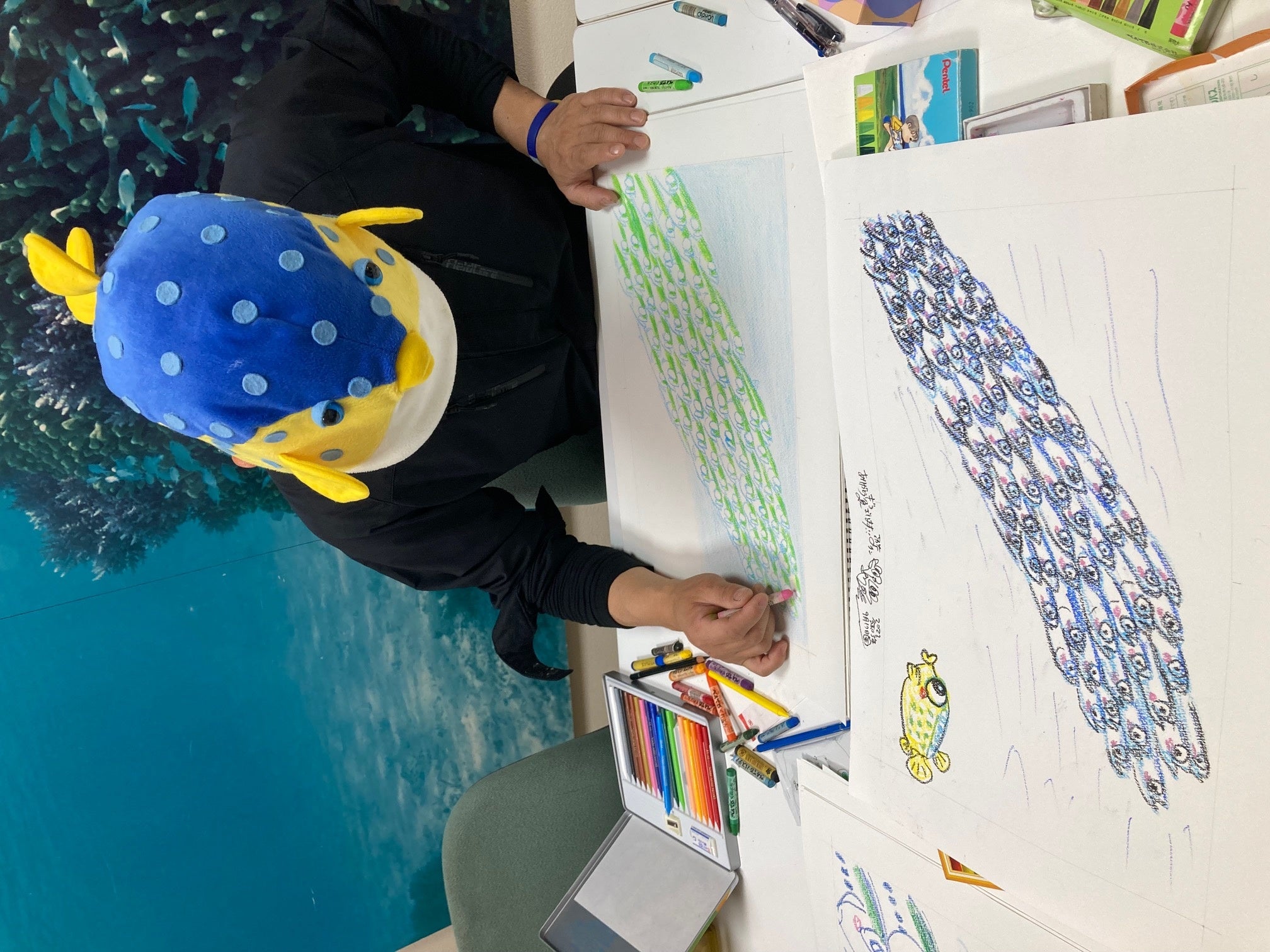 お魚一匹一匹の生き生きとした表情や目の輝き、海の色など、細部にまでとことんこだわって描いているさかなクン。