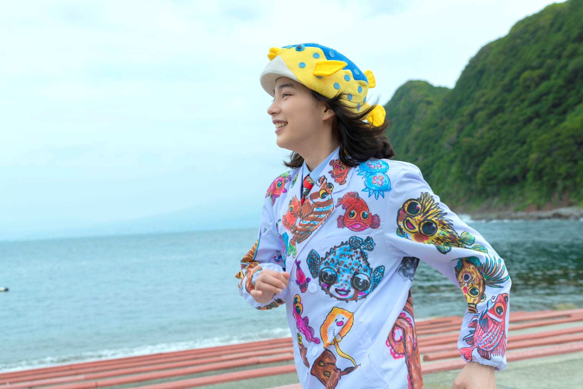 さかなクンをモデルにしたミー坊を演じるのが、女優・のんさん。クルクル変化する表情やキラキラした目の輝き、発する言葉すべてがまるで弾んで見えるようなポジティブオーラに引き込まれます。©2022「さかなのこ」製作委員会