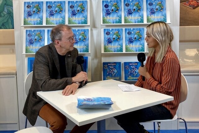 フランクフルト・ブックフェアで取材を受けるマーカス・フィスター氏（写真提供：ノルドズッド社）