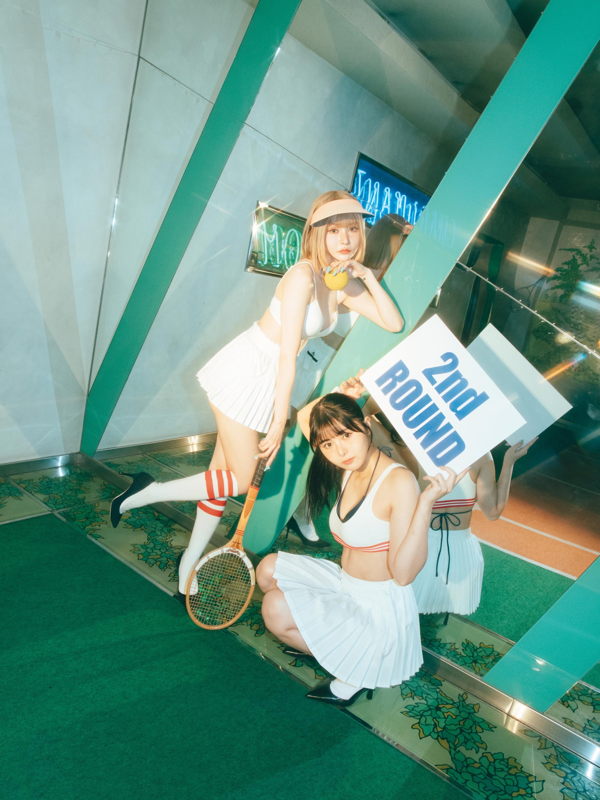 左：戦慄かなの　右：頓知気さきな