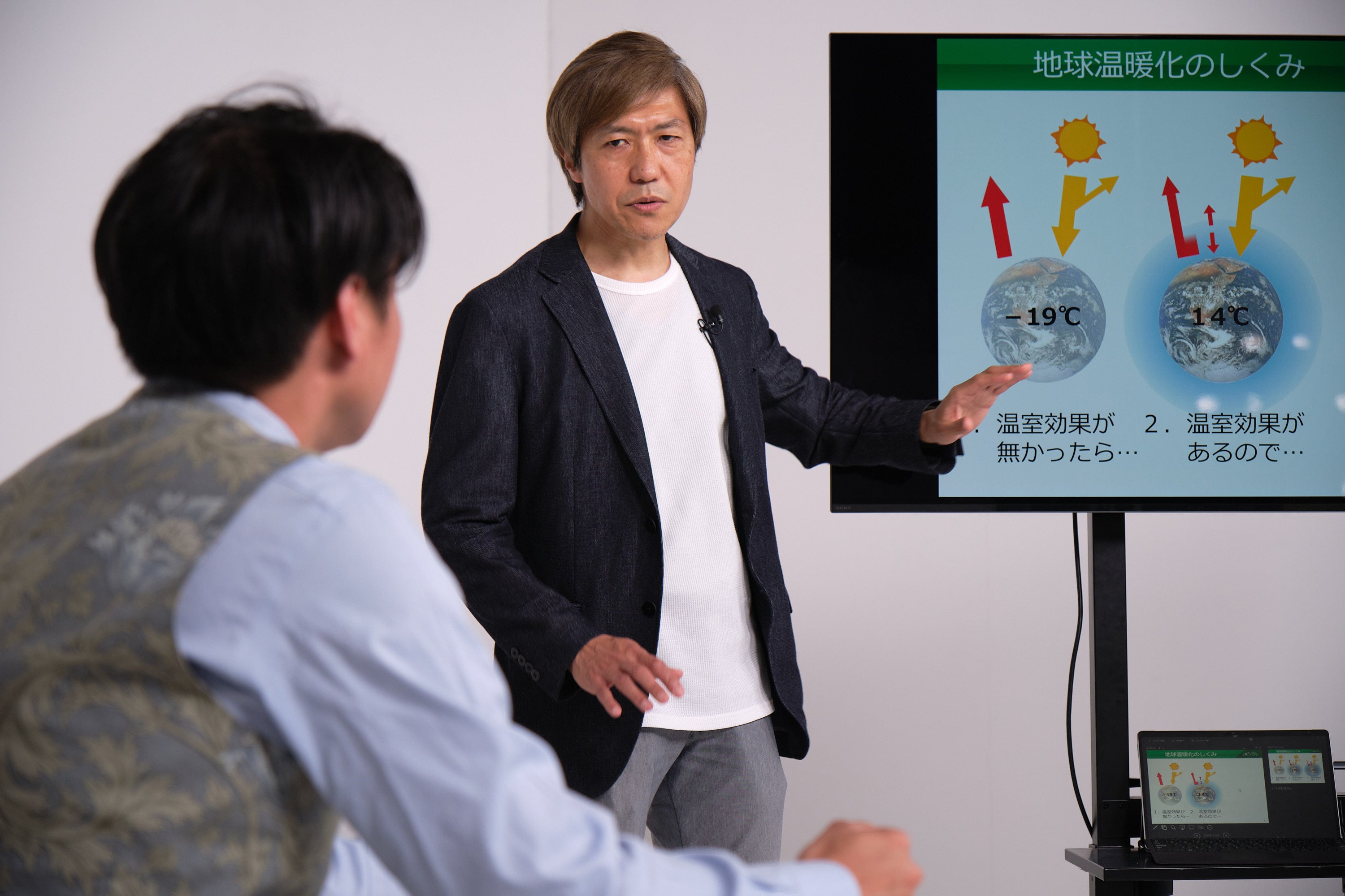 東京大学／国立環境研究所の江守正多氏の授業を受ける田津原さん　©大坪尚人／講談社