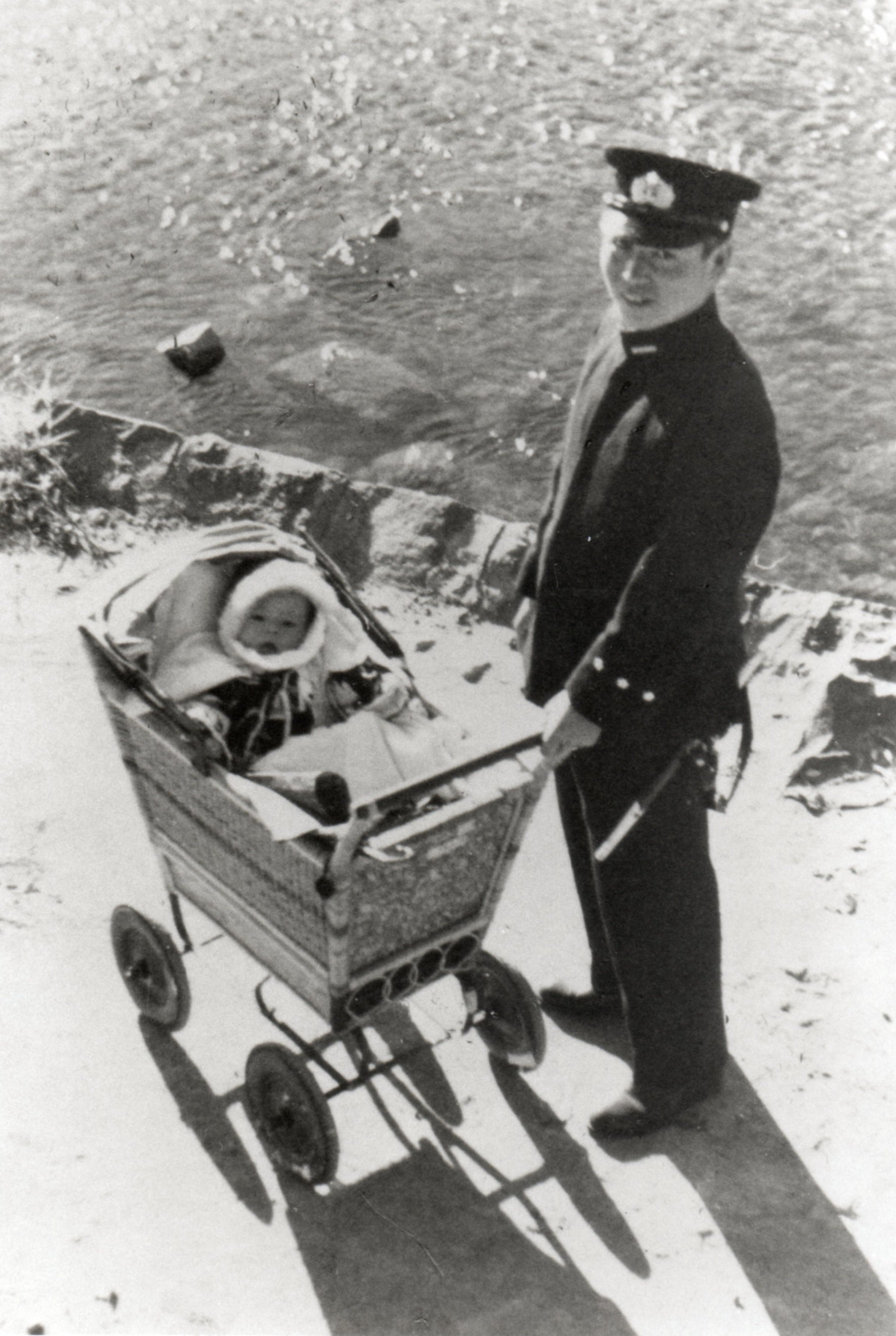 昭和17年、ラバウル方面へ出撃前の中島飛行兵曹長。長男と。