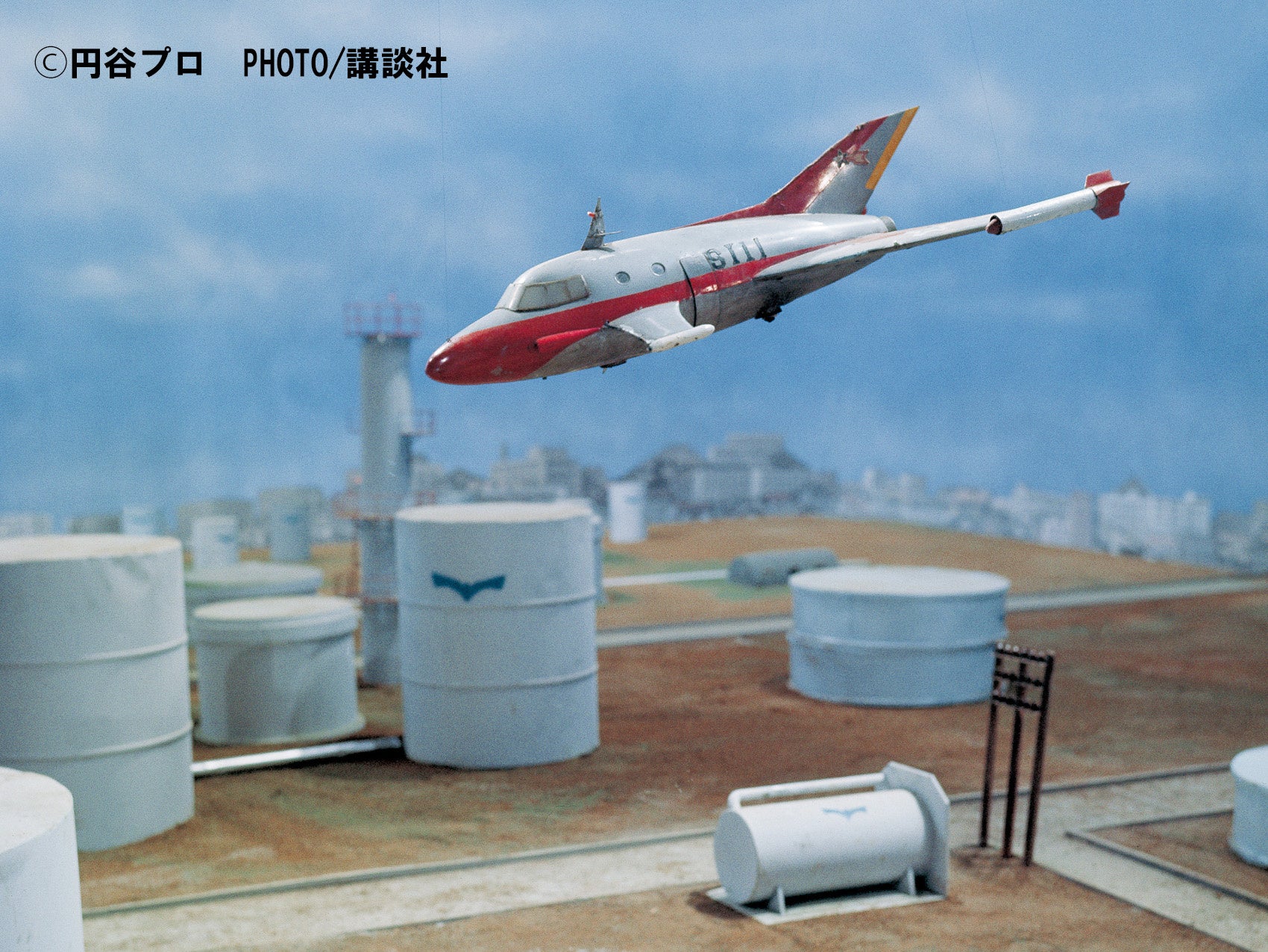 ↑ ＳＦ的なスーパーメカ・ジェットビートルで科学特捜隊が出撃する。