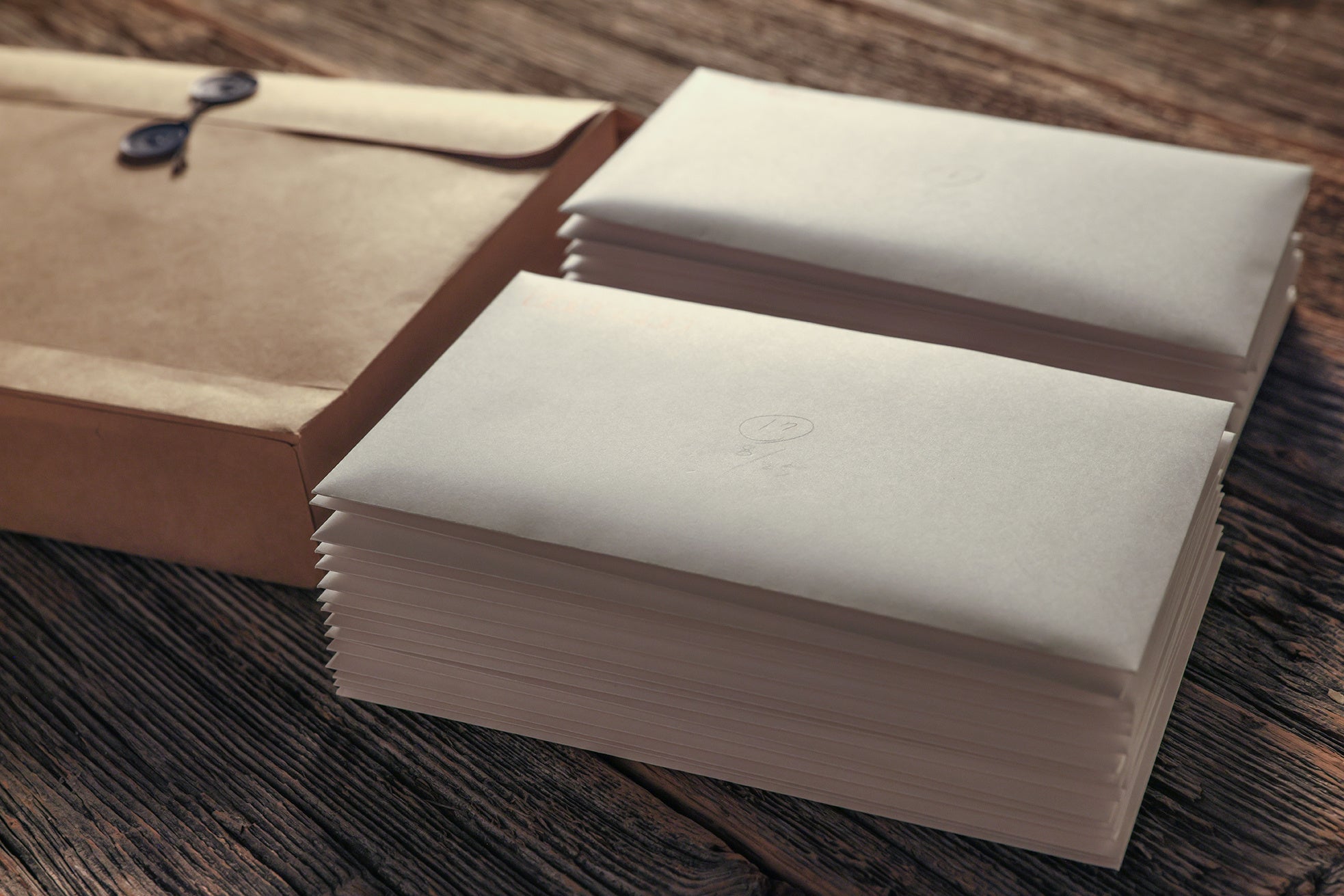 人気アーティスト「ヨルシカ」が封筒32通の“まったく新しい体験型文学