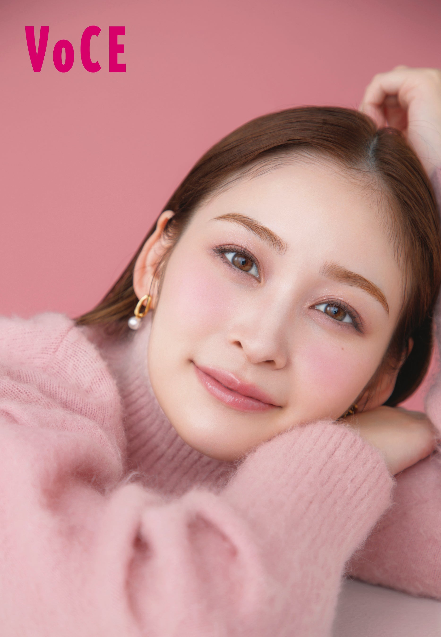 フリーアナウンサーの岩田絵里奈さんがVOCE12月号に登場！ 「秋はレッド、冬はピンクをひそませて」で魅せる4つの顔