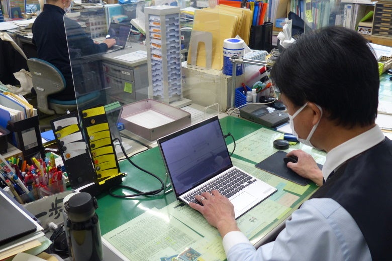 職員室など、授業以外ではノートPCとして活用（校務用／授業用ネットワークにアクセス）