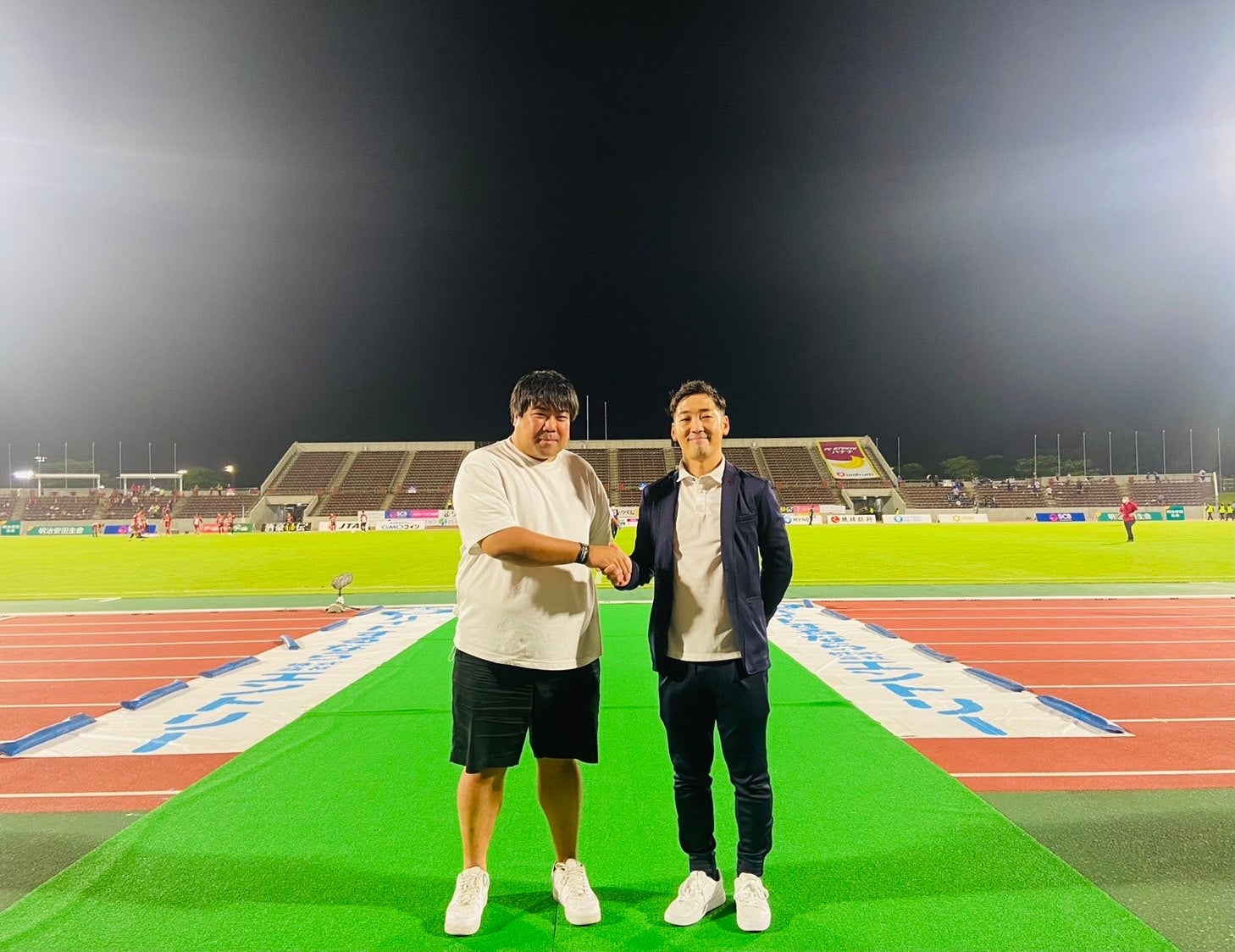 左：アソビシステム代表取締役 中川悠介／右：琉球フットボールクラブ代表取締役社長 倉林啓士郎氏