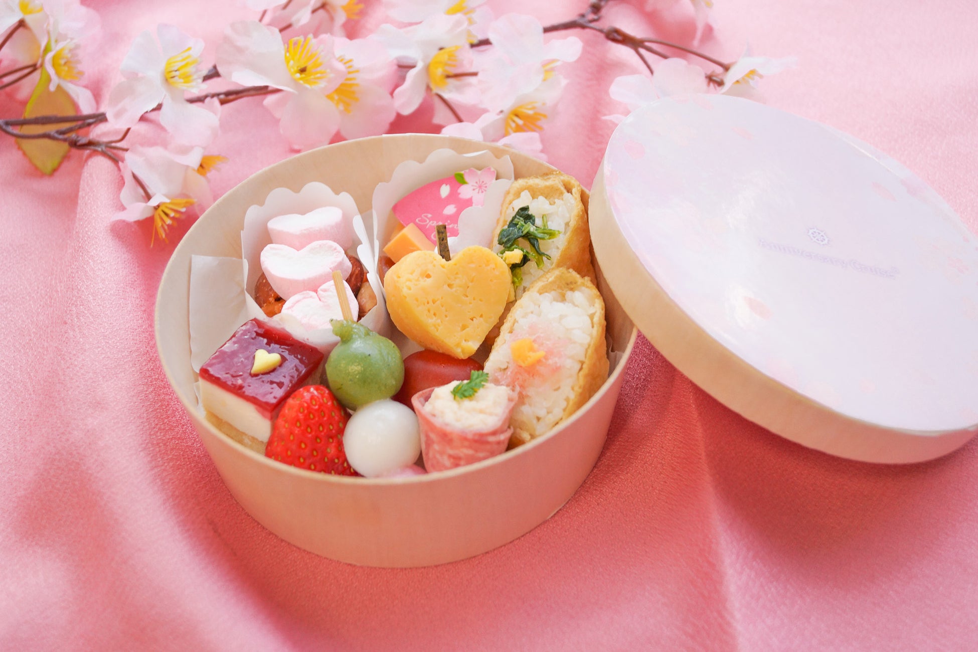 1人1つずつのボックスでご用意。桜色のメニュー内容でご用意いたしました。