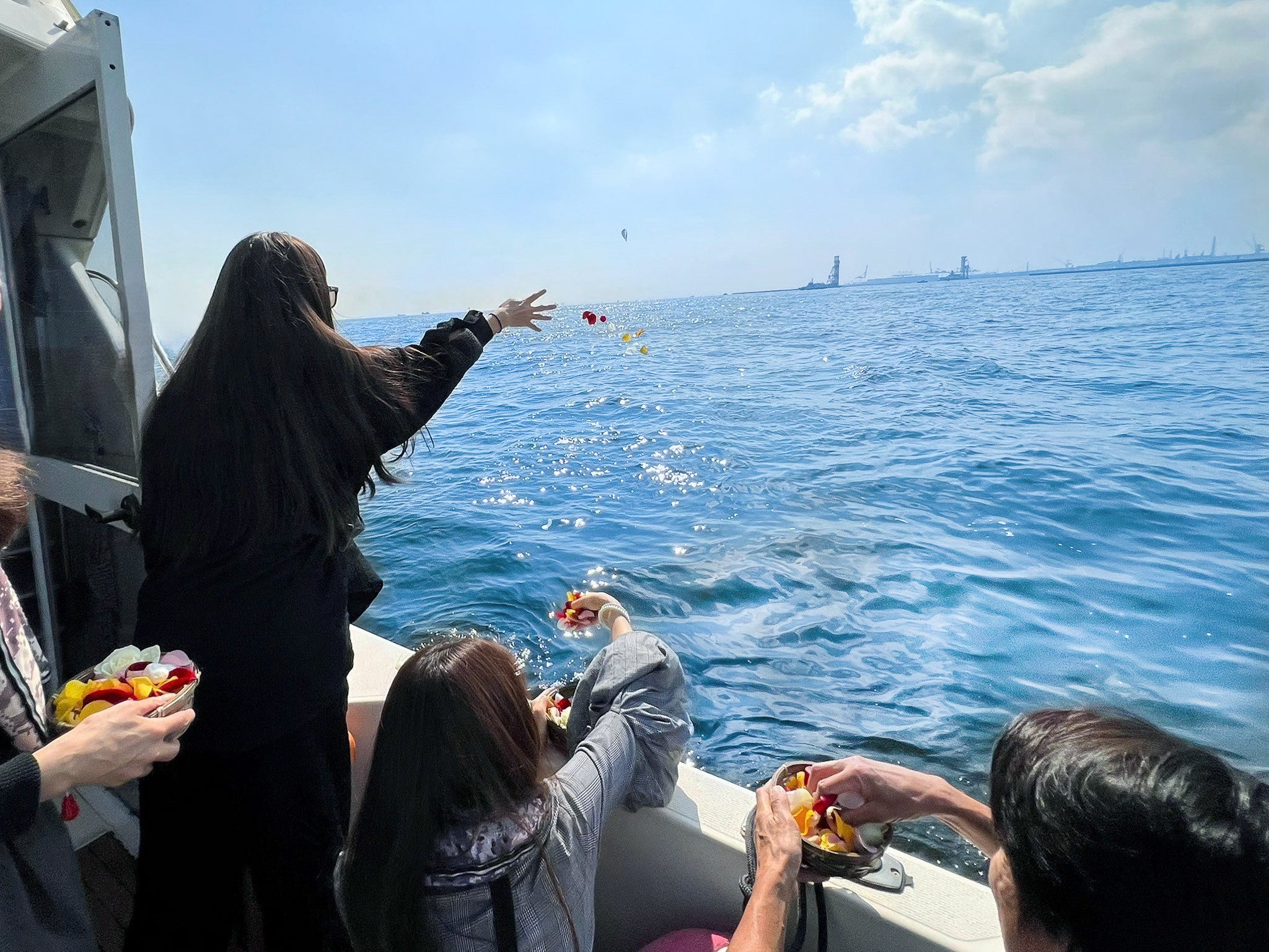 横浜でファミリー散骨(乗船散骨)を行う家族