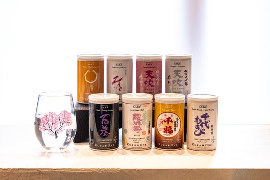 新メニュー「日本全国の日本酒8種の“利き酒”体験」スタート!外国人にも人気の「桜」をテーマとした限定アイテムもご紹介。 新メニュー「日本全国の日本酒8種の“利き酒”体験」スタート!外国人にも人気の「桜」をテーマとした限定アイテムもご紹介。