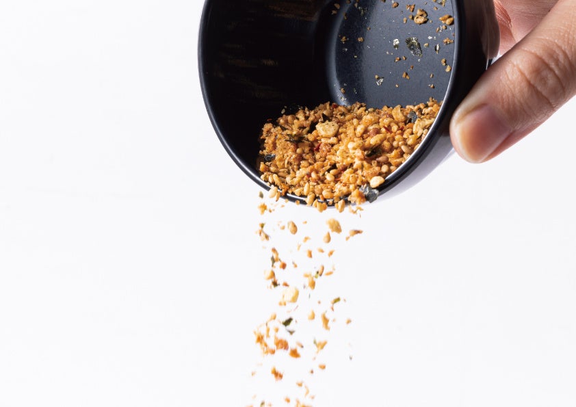 味変アイテム”ニンニクスパイス”で更にパンチが効いた味わいに！