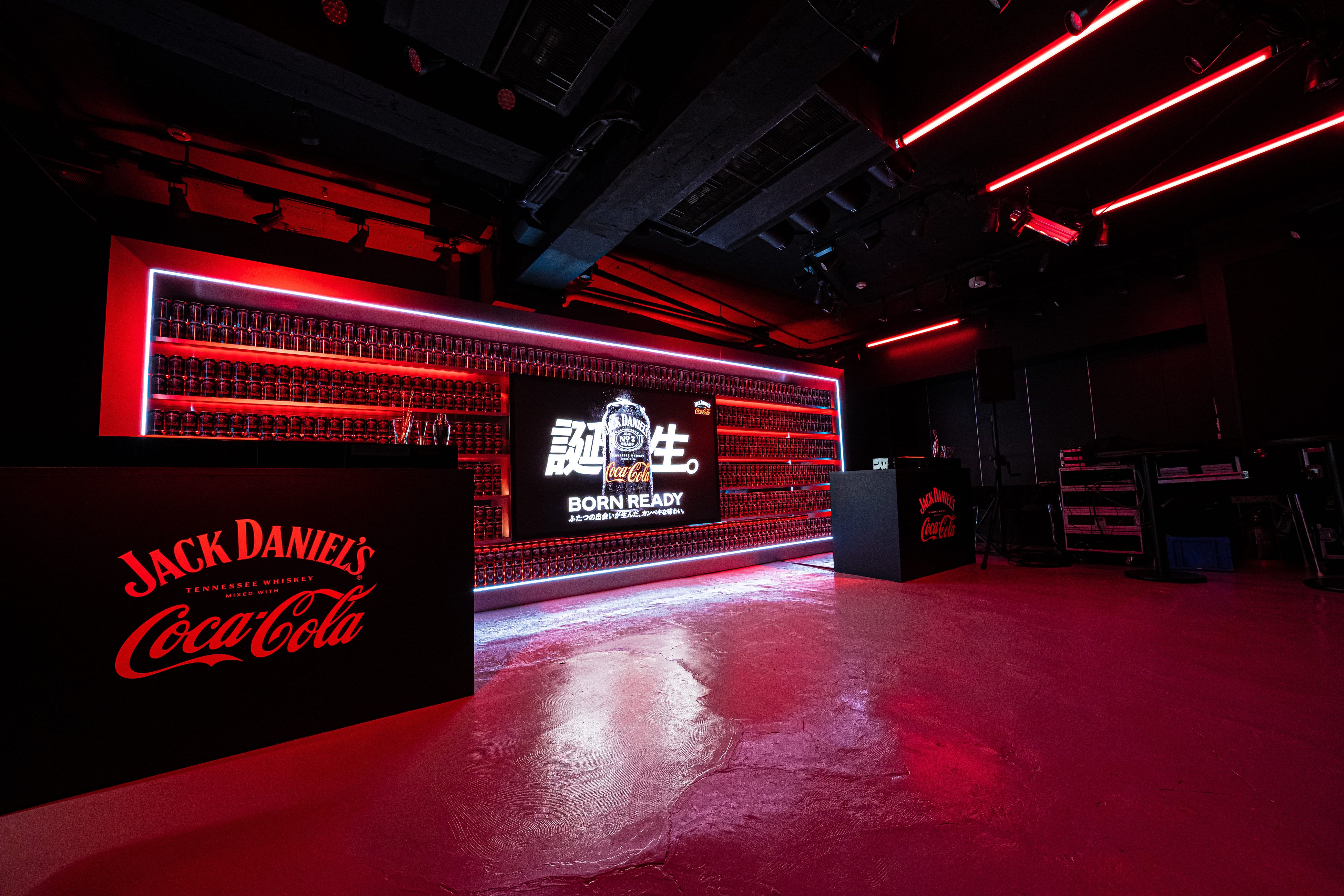 壁一面に製品を敷き詰めたフォトジェニックなバーカウンターで「ジャックダニエル&コカ・コーラ」の試飲が可能です。