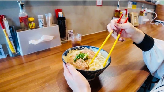 夜の利用が1割→4割超へ。八重山そばは“〆”から“夜の主役”へ。石垣島で起きている食文化の変化をデータで公開 夜の利用が1割→4割超へ。八重山そばは“〆”から“夜の主役”へ。石垣島で起きている食文化の変化をデータで公開