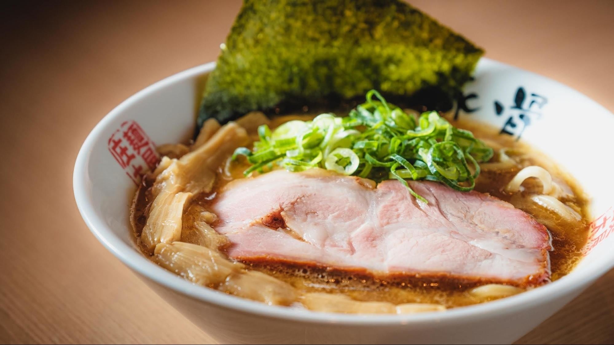 ▲麺屋庄太の看板商品　「羽釜豚骨らぁめん」