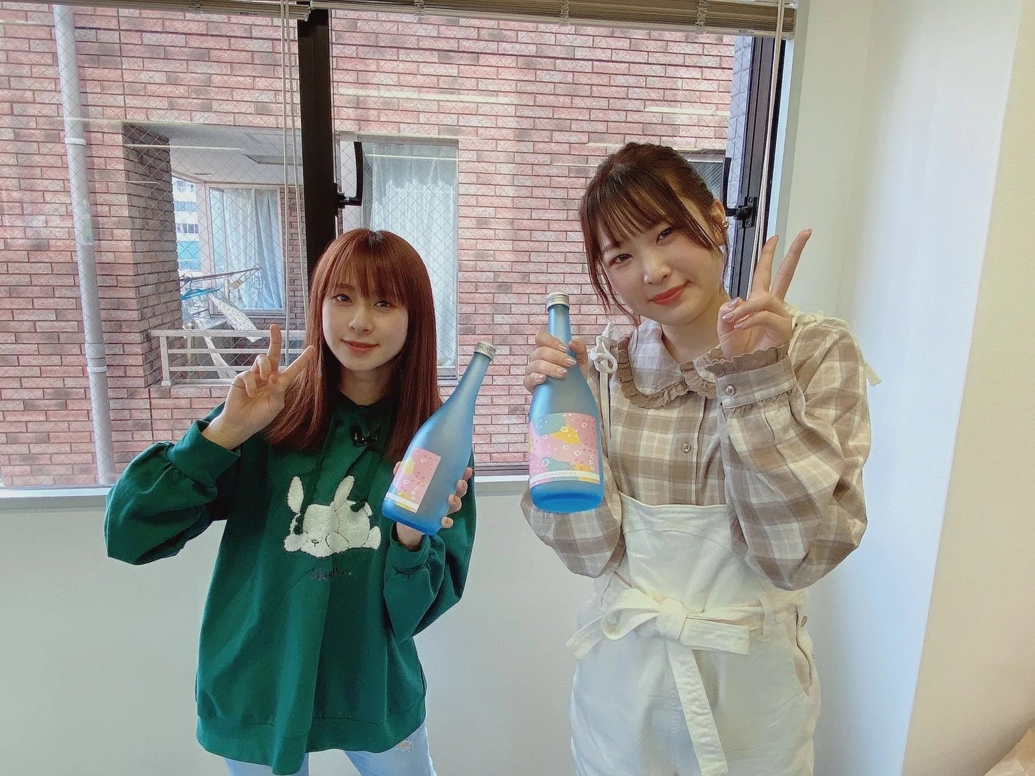 ▲『前船桜』を持つ前田佳織里さんと船戸ゆり絵さん