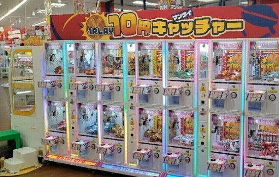 1PLAY10円 10円キャッチャーがずらりと並ぶ万代の売り場