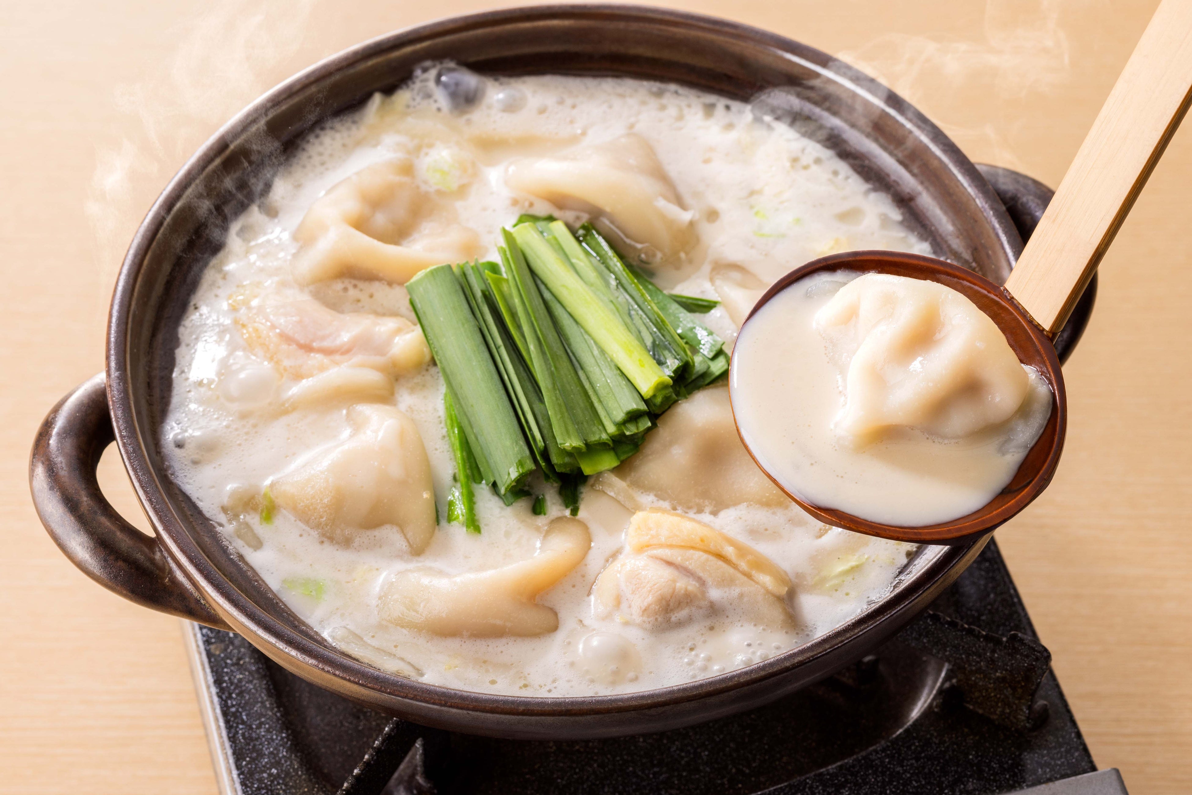 水餃子とお好みの野菜を煮込んで博多のご当地グルメ“炊き餃子風”に