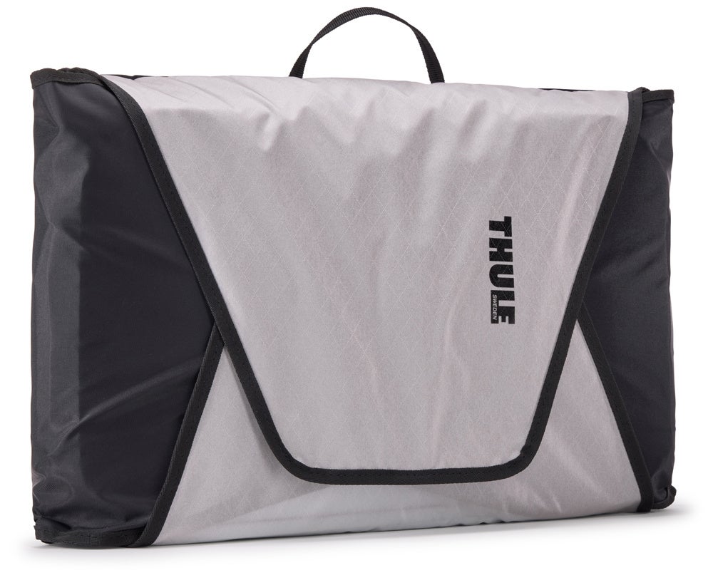 THULE【機内持ち込みケース対応】最大12着をシワなく簡単に収納