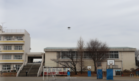 ＜小学校へドローンが飛行する様子＞