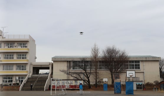 <小学校へドローンが飛行する様子>