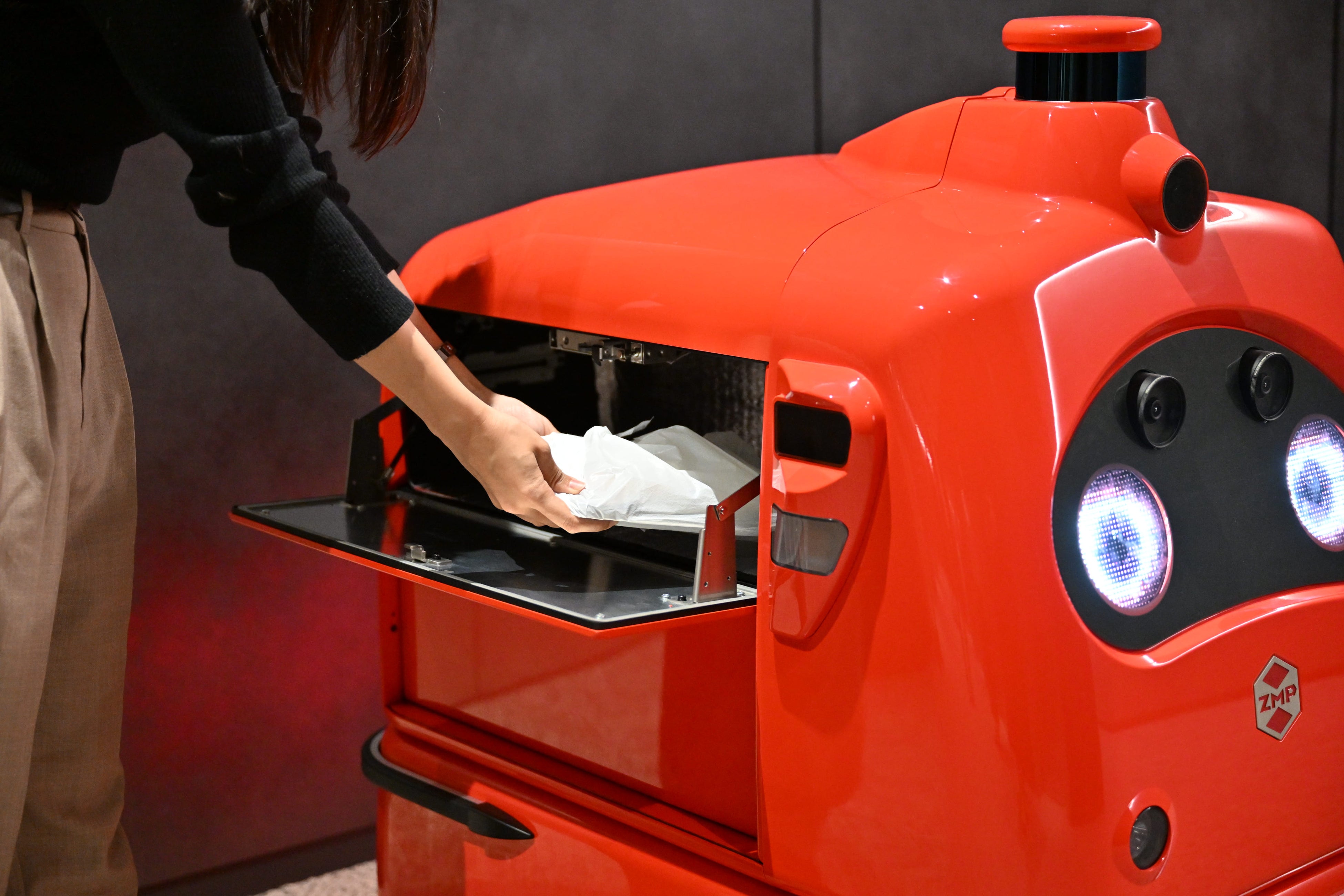 【自動運転の宅配ロボット「DeliRo（デリロ）」】