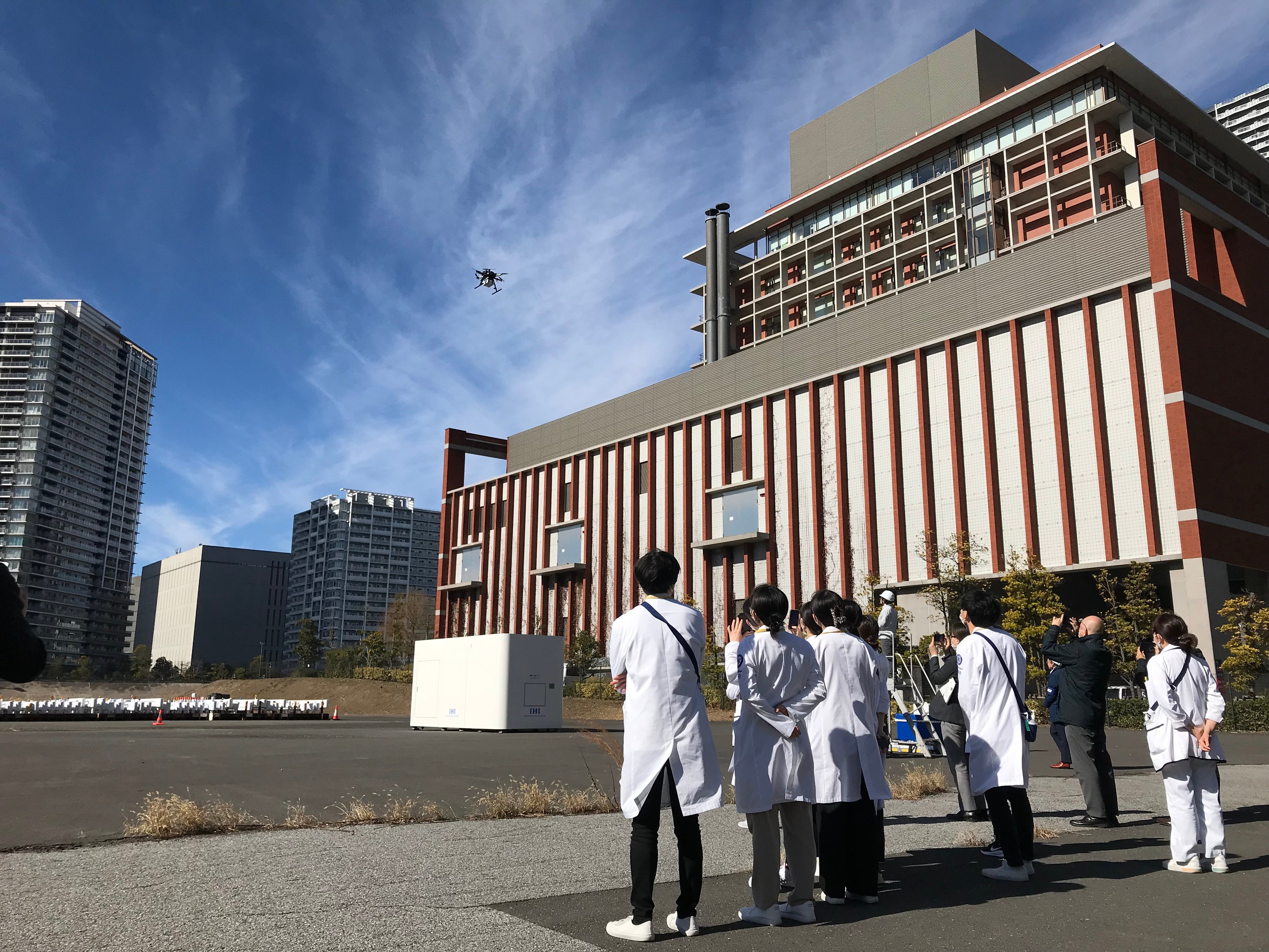 病院関係者の方々に本実証を視察いただいている様子