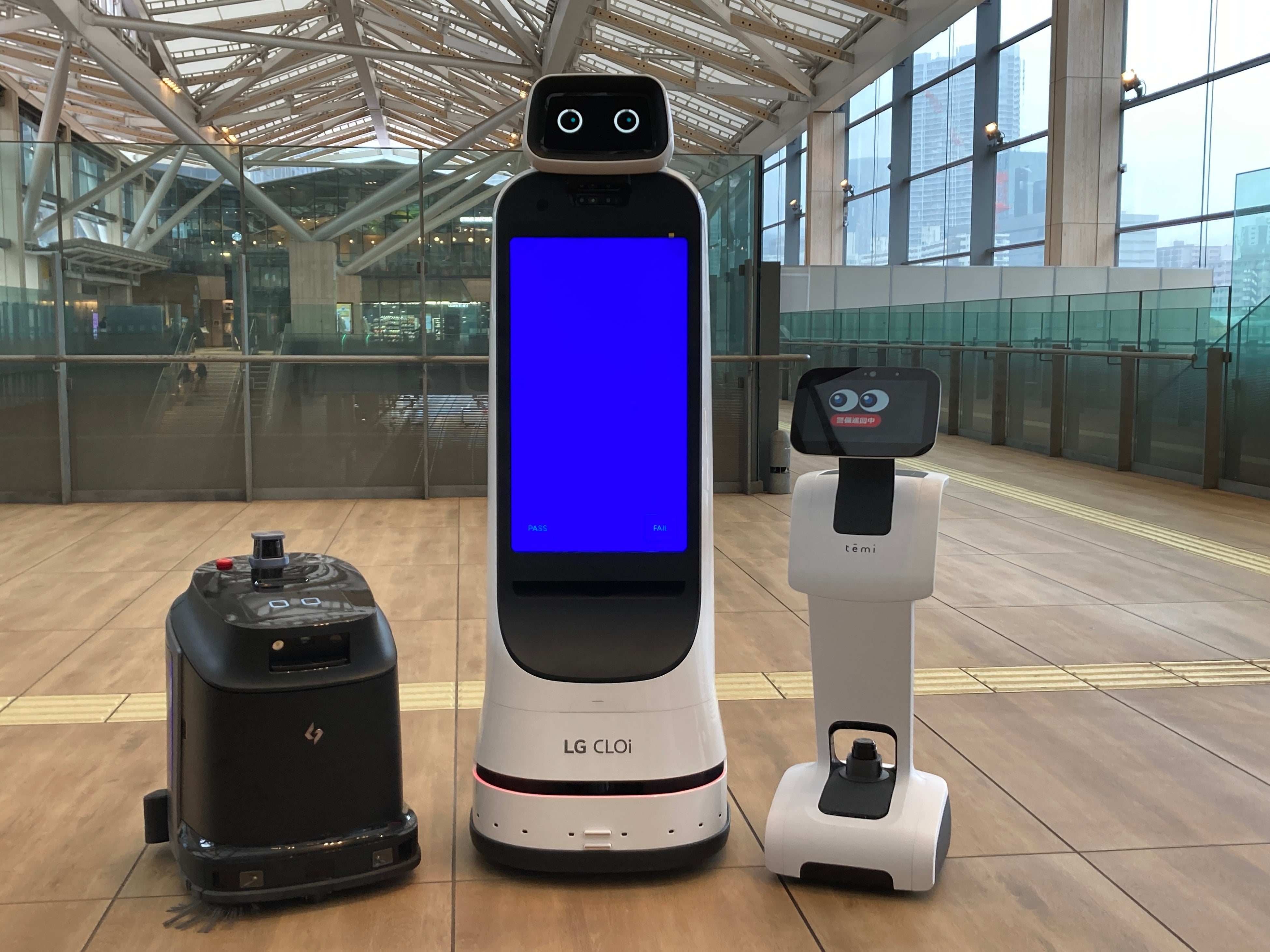 左：清掃ロボット、中央：サイネージロボット、右：案内ロボット