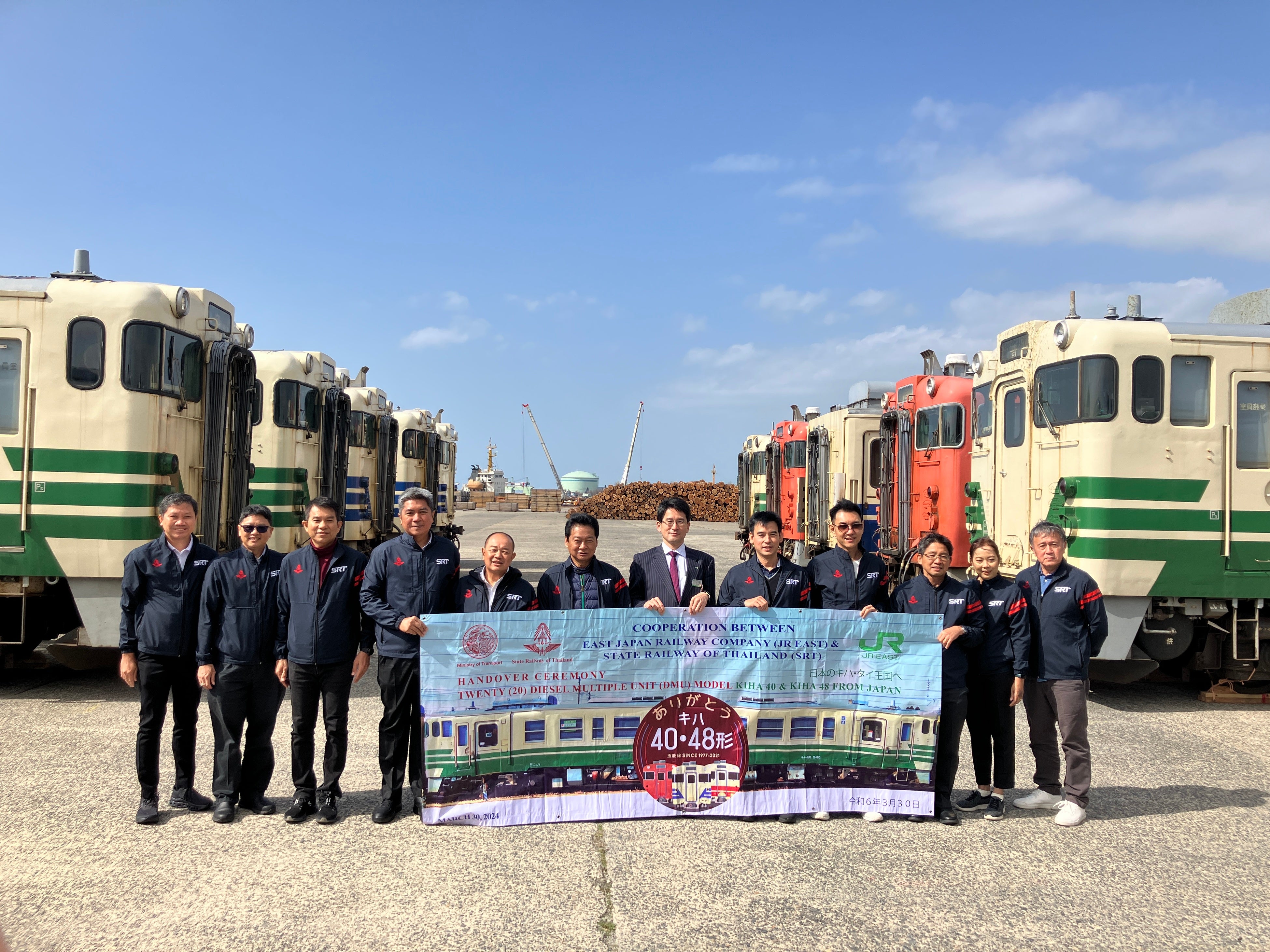 新潟港での車両譲渡の様子