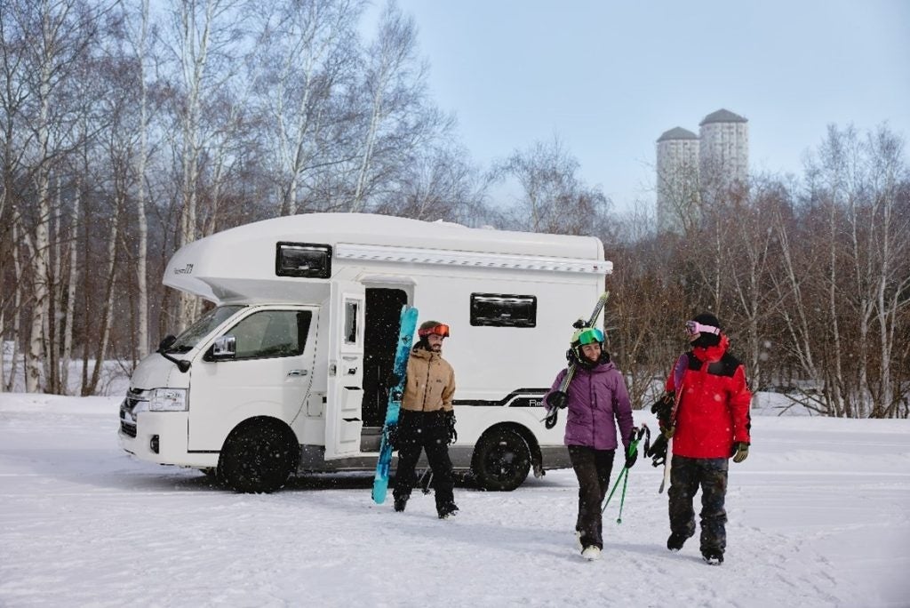 パウダーハンター待望、宿に縛られない雪山トリップ 星野リゾート×JAPAN C.R.C.「北海道パウダーベルトをめぐるキャンピングカープラン」3シーズン目へ