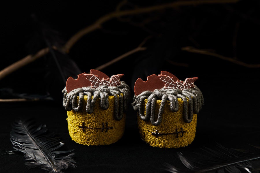 ハロウィンスイーツ（“フランケンシュタイン”の抹茶ロールケーキ）