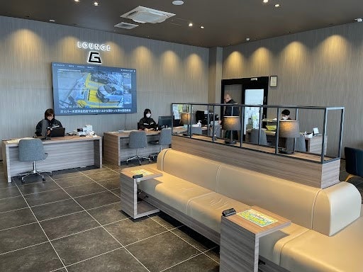 隣接する工場内の様子をラウンジのモニターでリアルタイムに放映