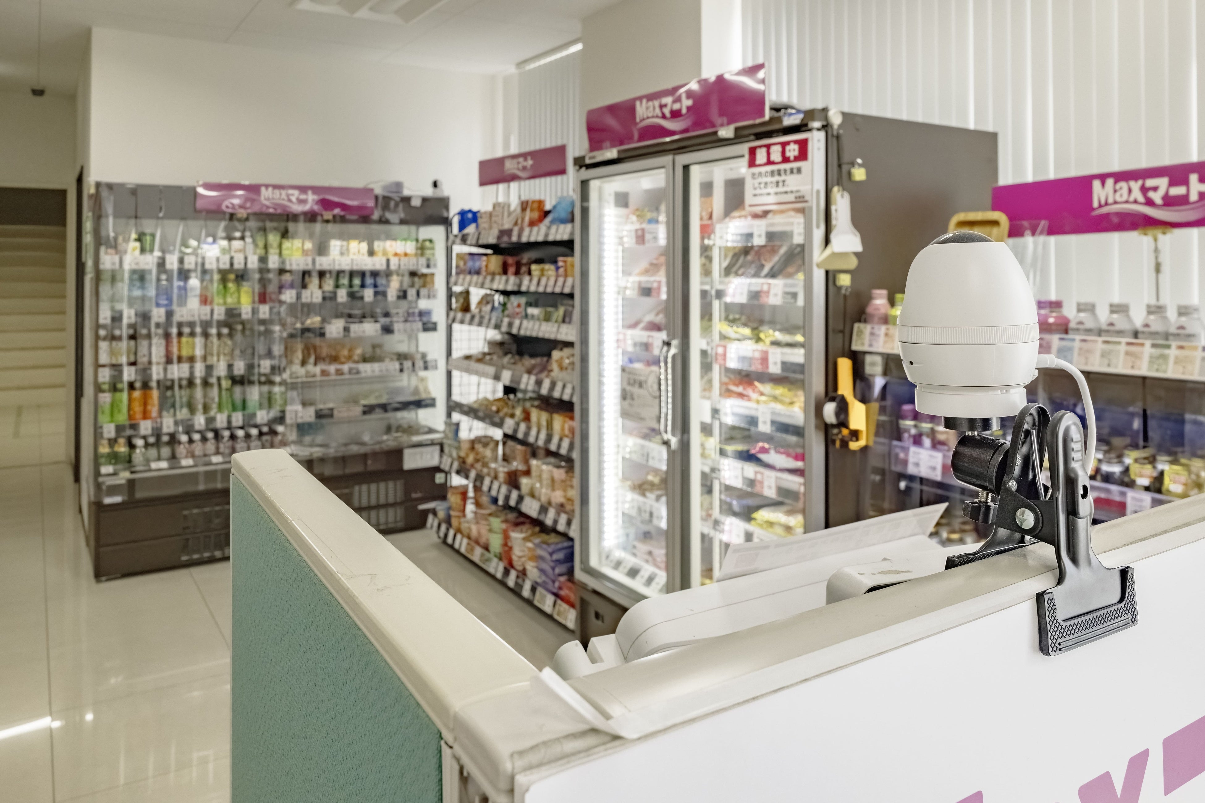 Maxマート店内に設置されている「Safie One（セーフィー ワン）」