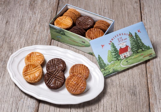 焼きたてフィナンシェが代表商品の〈ノワ・ドゥ・ブール〉は15周年アニバーサリー企画「サブレ・アソルティ(アニヴェルセル)S缶」を3月30日(月)より販売いたします。 焼きたてフィナンシェが代表商品の〈ノワ・ドゥ・ブール〉は15周年アニバーサリー企画「サブレ・アソルティ(アニヴェルセル)S缶」を3月30日(月)より販売いたします。