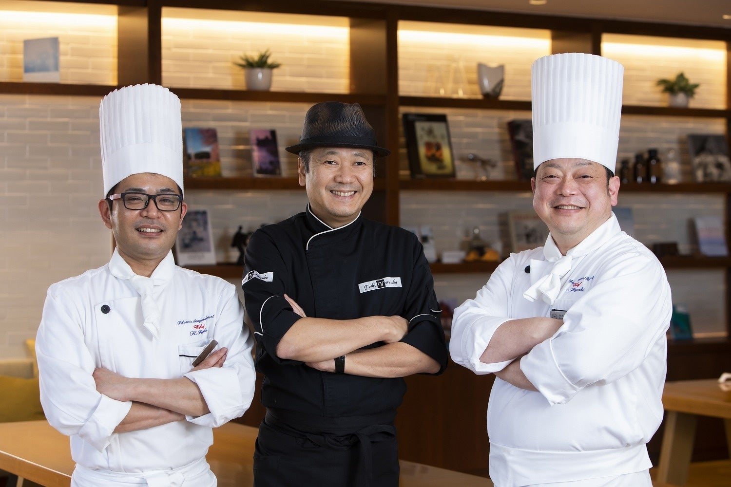 (写真左から)製菓・製パン料理長 藤田/鎧塚俊彦シェフ/エグゼクティブ シェフ・パティシエ日吉