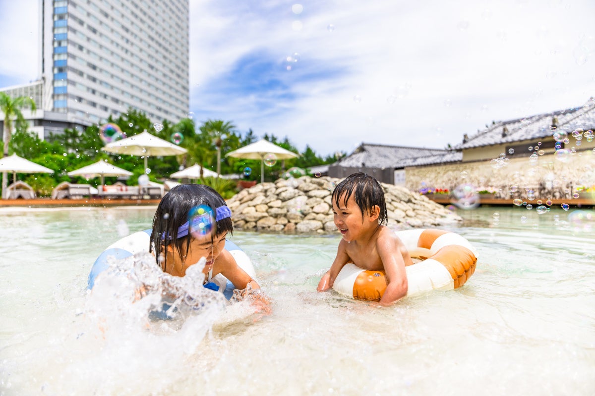 大小2つのガーデンプール