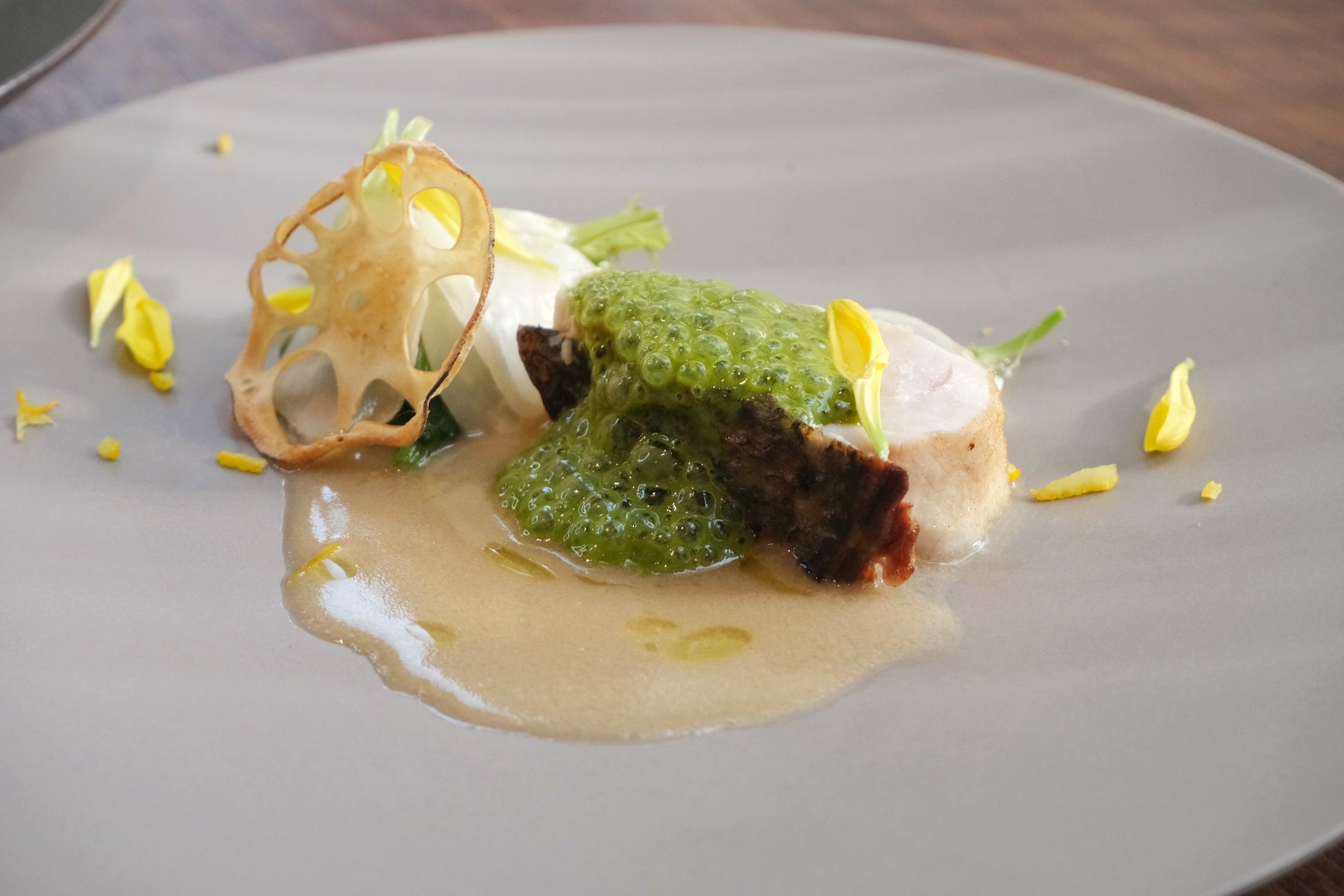 魚料理「メダイのロースト 酒粕のソース ケール青汁のエキューム<蕪・柚子・菊>