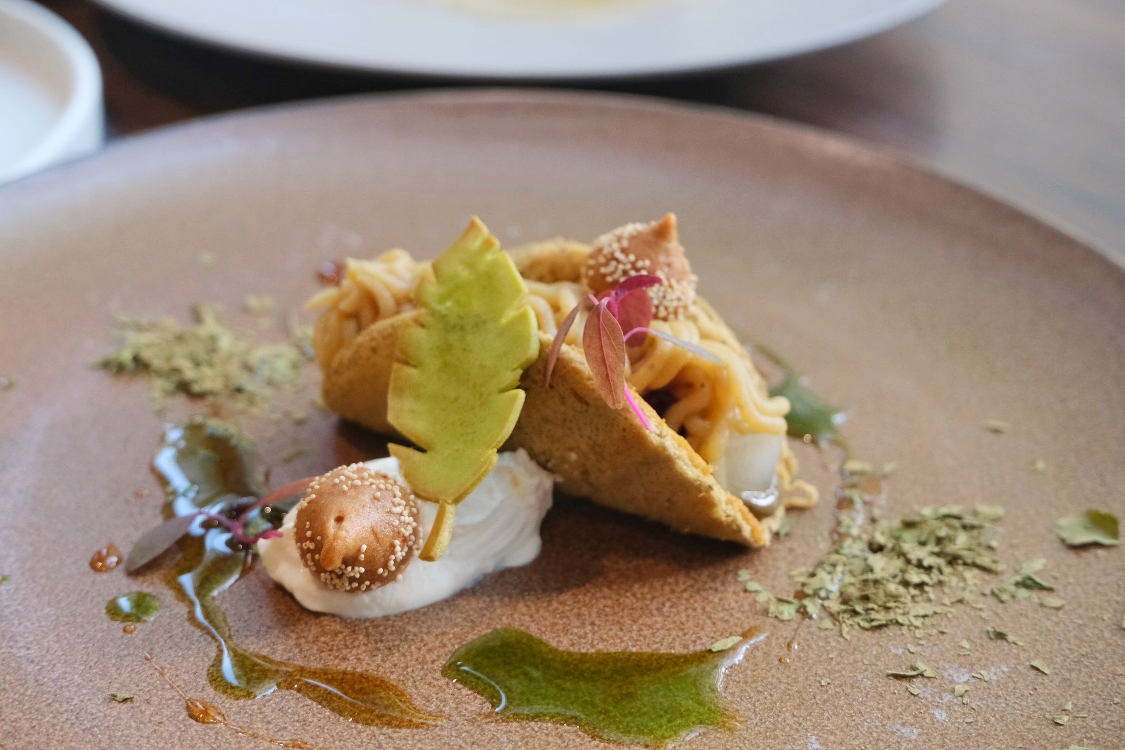 デザート「ほうじ茶とケールのオムレット＜黒蜜・梨・カシス＞