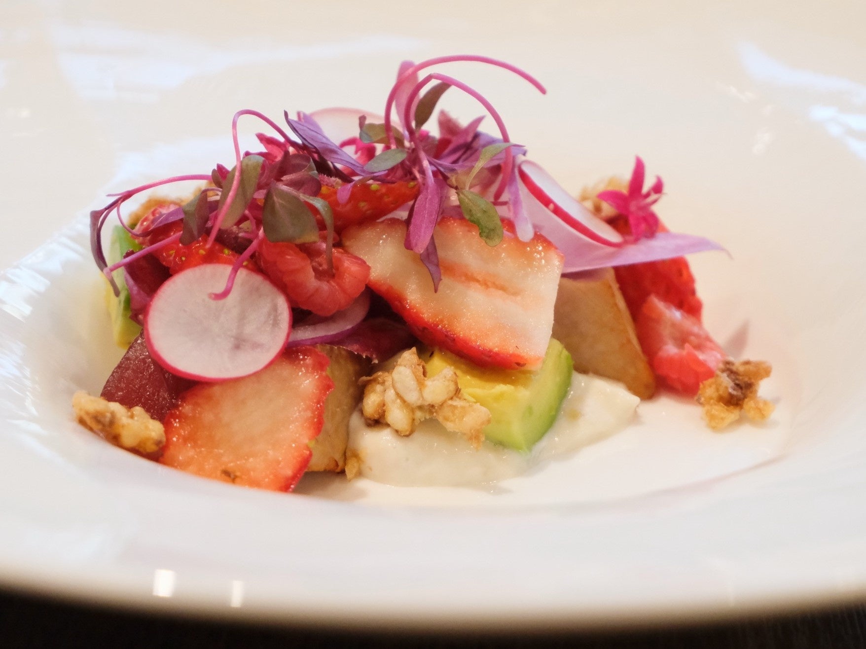 金のいぶきのムース 燻製したマグロと生ハム 苺のサラダ